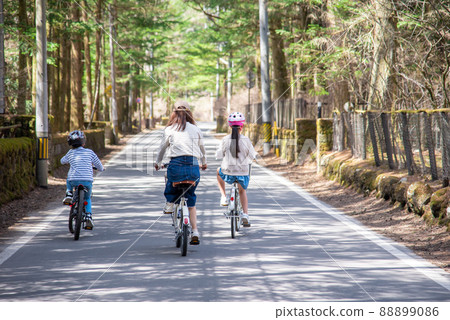 Family enjoying cycling in Karuizawa 88899086