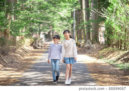 亞洲孩子手牽手走 亞洲孩子手牽手走 88899087