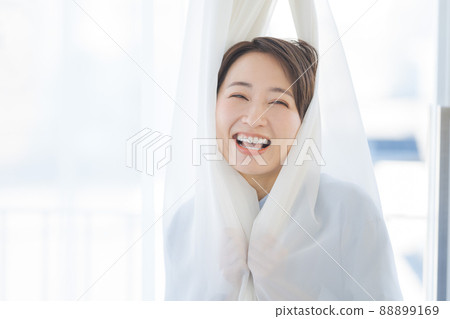 裹在窗簾裡的女人 裹在窗簾裡的女人 88899169