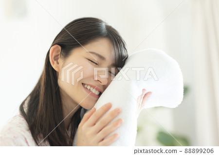 Fluffy bath towels and women 88899206