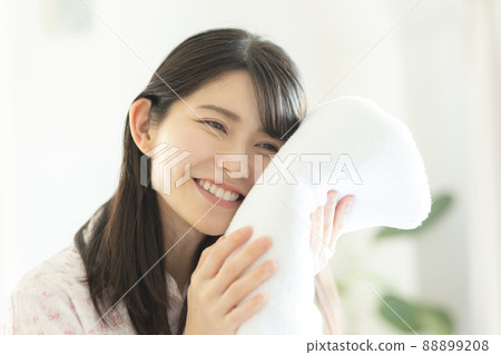 Fluffy bath towels and women 88899208