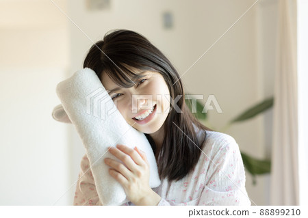 Fluffy bath towels and women 88899210