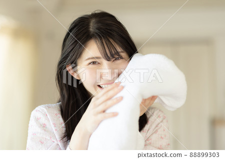 蓬鬆的浴巾和婦女 88899303