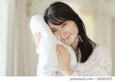 Fluffy bath towels and women Fluffy bath towels and women 88899307