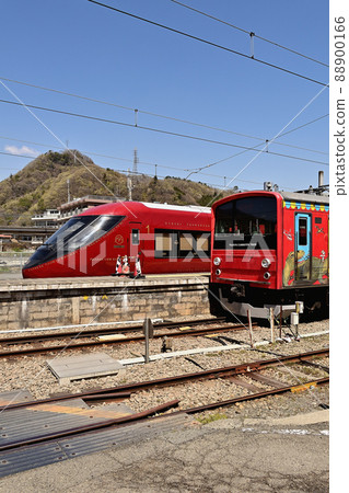 Fujikyu Otsuki Station and train (Otsuki Station, Yamanashi Prefecture) Fujikyu Otsuki Station and train (Otsuki Station, Yamanashi Prefecture) 88900166