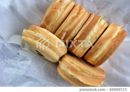 Opening grill is called Oyaki in Aomori (Aomori Prefecture) 88900515