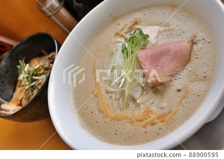 奶油濃郁的niboshi拉麵(青森縣) 奶油濃郁的niboshi拉麵(青森縣) 88900595