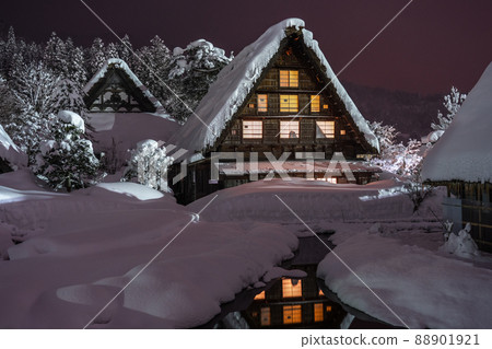 《Gifu Prefecture》 Snow-covered Shirakawa-go / winter gassho-zukuri village 88901921