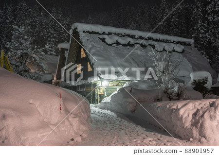 《Gifu Prefecture》 Snow-covered Shirakawa-go / winter gassho-zukuri village 88901957
