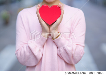 Woman with heart 88902066