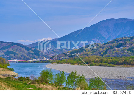 春天從德島縣美間市脅町愛土地宇達津路站附近的吉野川河岸向東南看 88902468