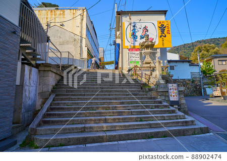 See the Kompira approach entrance in Kotohira Town, Kagawa Prefecture See the Kompira approach entrance in Kotohira Town, Kagawa Prefecture 88902474