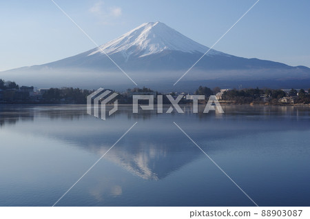 冬天在河口湖看到的富士山和倒立的富士山 88903087