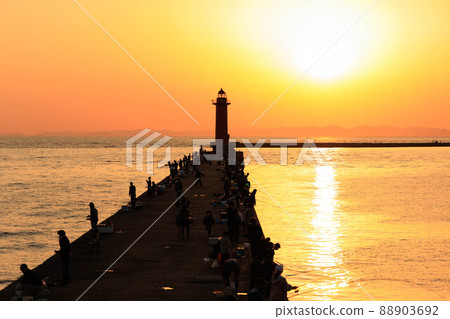 Artificial islands and anglers dyed in the setting sun Artificial islands and anglers dyed in the setting sun 88903692