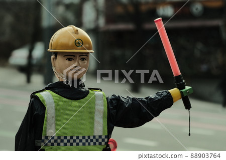 在建築工地戴安全帽的人 填充安全桿 交通引導說明 88903764