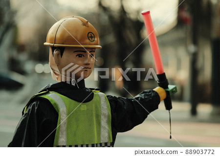 在建築工地戴安全帽的人 填充安全桿 交通引導說明 在建築工地戴安全帽的人 填充安全桿 交通引導說明 88903772