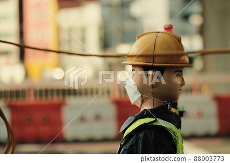 在建築工地戴安全帽的人 填充安全桿 交通引導說明 88903773