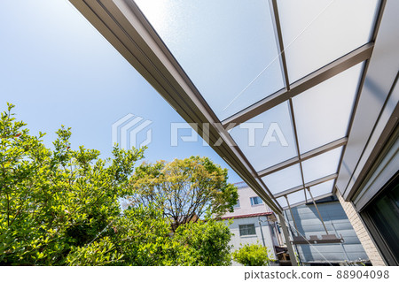 Terrace roof in the courtyard 88904098