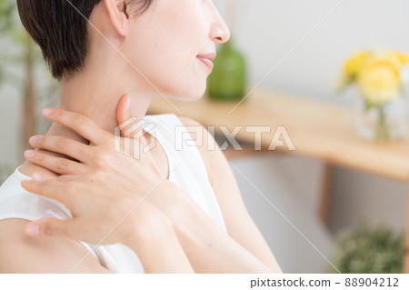 Beauty / Beauty / Middle Women / Neck / Nape 88904212
