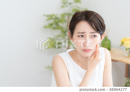 美容 / 美容 / 中年婦女 / 皮膚粗糙 / 斑點 / 皺紋 / 粉刺 88904277