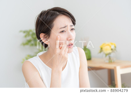 美容 / 美容 / 中年婦女 / 皮膚粗糙 / 斑點 / 皺紋 / 粉刺 88904279