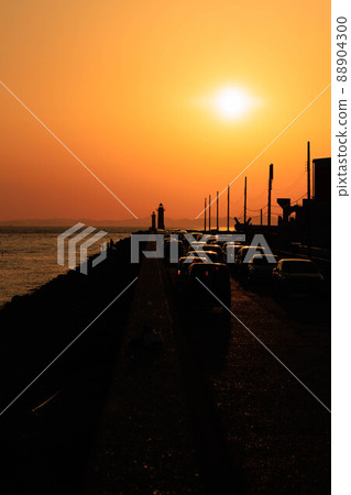 夕陽染紅的新島碼頭人工島 夕陽染紅的新島碼頭人工島 88904300