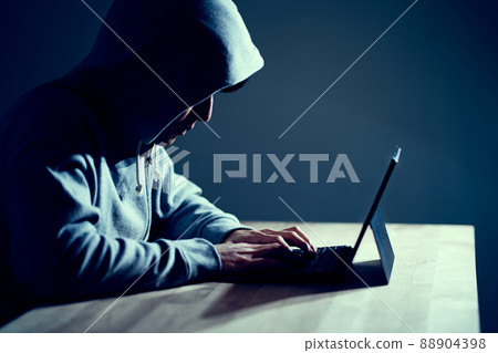 男性黑客在筆記本電腦上寫代碼 男性黑客在筆記本電腦上寫代碼 88904398