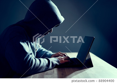 男性黑客在筆記本電腦上寫代碼 男性黑客在筆記本電腦上寫代碼 88904400
