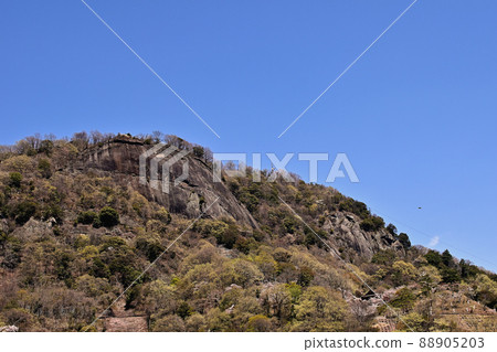 Iwadenyama summit seen from Iwadenyama Fureai no Yakata (Otsuki City, Yamanashi Prefecture) Iwadenyama summit seen from Iwadenyama Fureai no Yakata (Otsuki City, Yamanashi Prefecture) 88905203