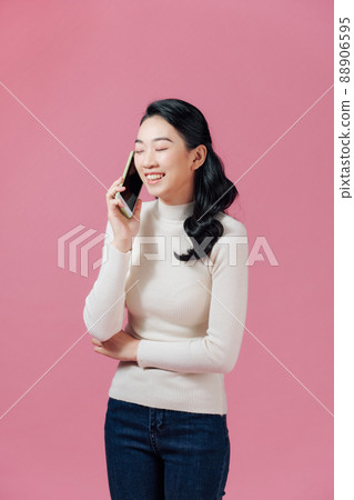 Beautiful young asian woman who talks on the telephone 88906595