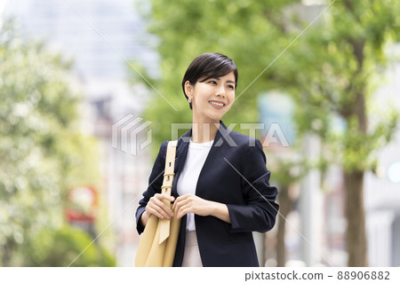 微笑的女商人 88906882