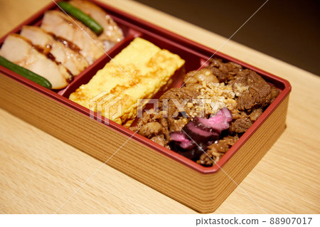 Local bento to eat at the hotel you are traveling to 88907017