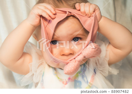 baby looks through a bow 88907482
