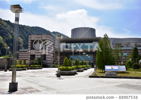 小田原市神奈川縣立生命博物館入口廣場和山脈 小田原市神奈川縣立生命博物館入口廣場和山脈 88907538
