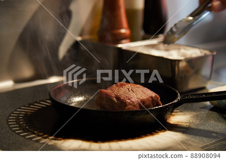 餐廳廚房烤的厚牛排 餐廳廚房烤的厚牛排 88908094
