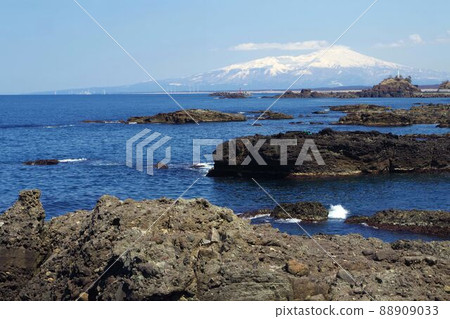 從山形縣鶴岡市今泉海岸看到的鳥海山 88909033