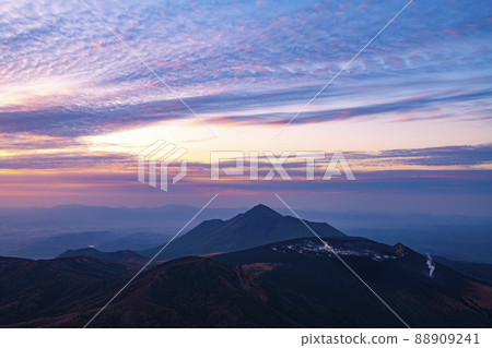 Mt. Takachiho's sunrise 88909241