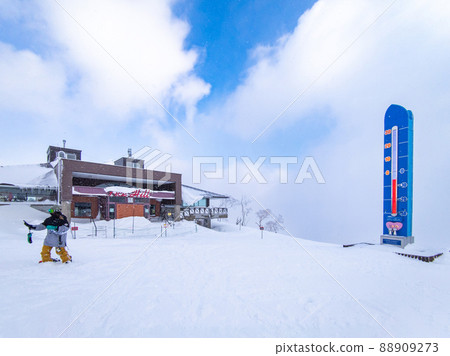 滑雪場餐廳和溫度計（北海道、二世谷） 88909273