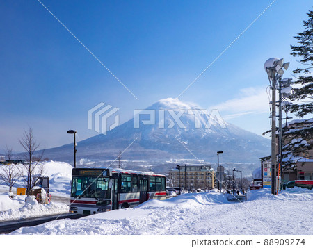 環繞滑雪場和羊蹄山(北海道新雪谷)的公共汽車 環繞滑雪場和羊蹄山(北海道新雪谷)的公共汽車 88909274