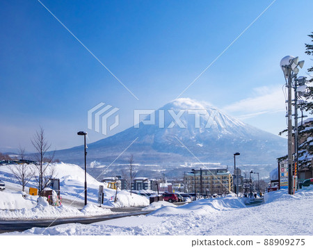 Mt. Yotei seen from the foot of the ski resort (Niseko, Hokkaido) 88909275