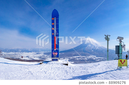 滑雪場溫度計和透鏡狀雲中的羊蹄山（北海道新雪谷） 88909276