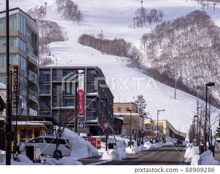 滑雪場腳下的街道（北海道、俱知安、平深坂） 88909286