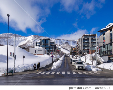 滑雪場腳下的街道(北海道、俱知安、比羅夫十字街) 滑雪場腳下的街道(北海道、俱知安、比羅夫十字街) 88909297