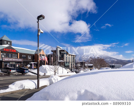 滑雪場腳下的商店和雲霧繚繞的羊蹄山（北海道、俱知安、平深坂） 88909310