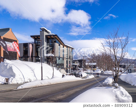 滑雪場腳下鱗次櫛比的滑雪器材店（北海道、俱知安、平深坂） 88909312