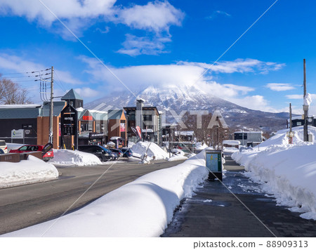 滑雪場腳下的商店和雲霧繚繞的羊蹄山(北海道、俱知安、平深坂) 滑雪場腳下的商店和雲霧繚繞的羊蹄山(北海道、俱知安、平深坂) 88909313