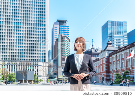 Marunouchi Business District and Business Woman 88909810