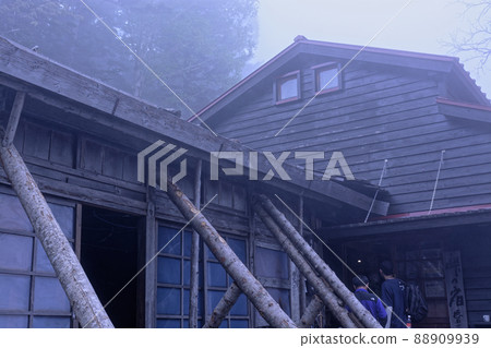 To the fresh green Kamikochi, cross the Tokugo Pass 88909939