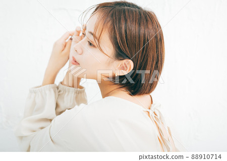 年輕女性的髮型,美麗的形象 年輕女性的髮型,美麗的形象 88910714