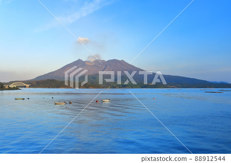 [鹿兒島縣]沐浴在早晨陽光下的櫻島 88912544